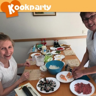 Sushi maken tijdens een weekendje weg.