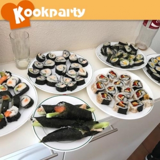 Sushi maken tijdens een weekendje weg.