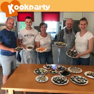 Sushi maken tijdens een weekendje weg.