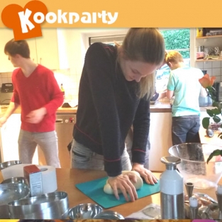 Kinderen koken voor de ouders