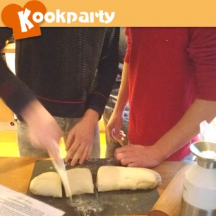 Kinderen koken voor de ouders