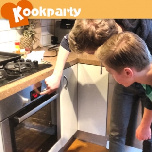 Kinderen koken voor de ouders