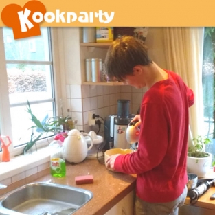 Kinderen koken voor de ouders