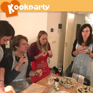 Een collega verrassen met een sushi workshop