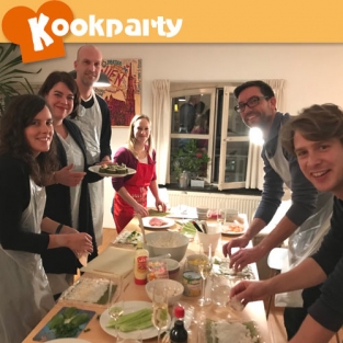 Een collega verrassen met een sushi workshop